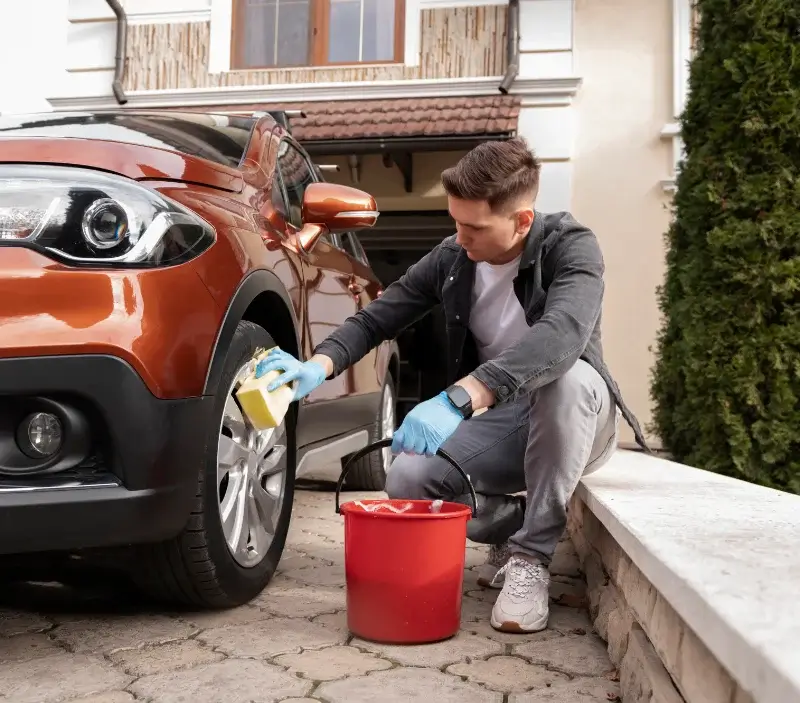 Lavage auto à domicile Auzits : professionnel intervenant sur un véhicule